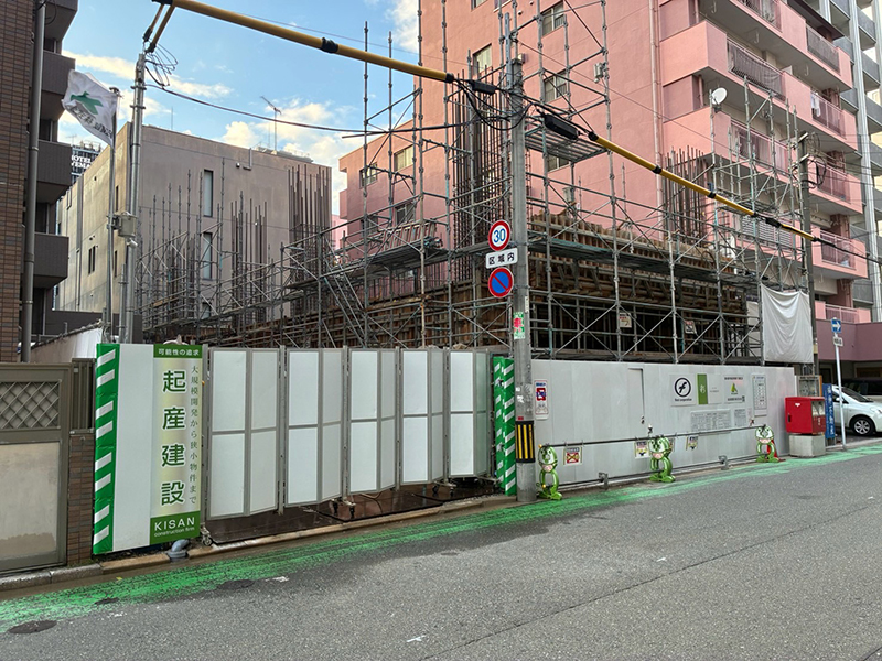 市街地の鉄筋コンクリート造(RC造)の建設現場